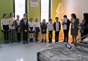 Uczniowie śpiewają dla chorym dzieciom w Hospicjum - foto 1